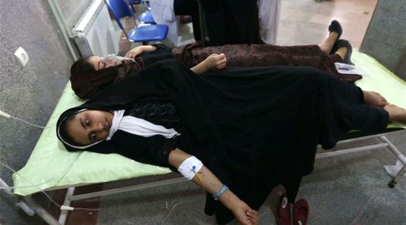 طالبة مدرسة أفغانية تتلقى العلاج في مستشفى محلي بعد ظهور علامات تسمم عليها(أرشيف)