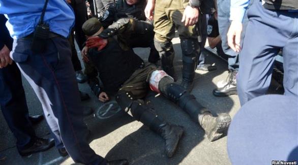 جندي أوكراني مصاب أمام البرلمان صباح اليوم(تويتر)