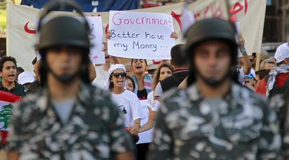 متظاهرون لبنانيون ينتقدون عمل الحكومة (رويترز)