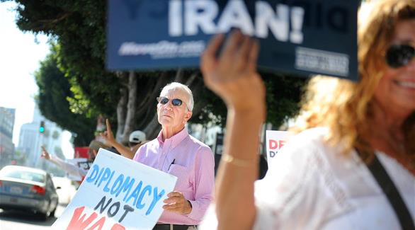 تجمع أعضاء حركة "موف أون" بمن فيهم روبن دوينو أمام مكتب عضو مجلس النواب الأمريكي ليو في لوس أنجلوس لحثه على دعم الصفقة الإيرانية (نيويورك بوست)