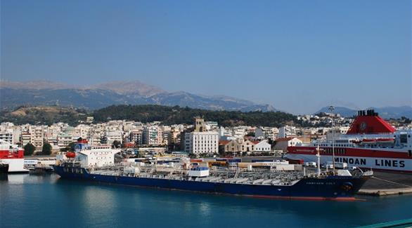 سفينة شحن في ميناء جزيرة كريت اليونانية (أرشيف) 
