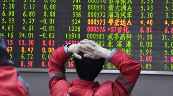صيني يراقب تقلب الأسواق المالية في البورصات الصينية (أرشيف)