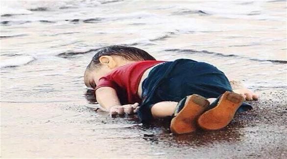 جثة الطفل السوري على شواطئ تركيا (تويتر)