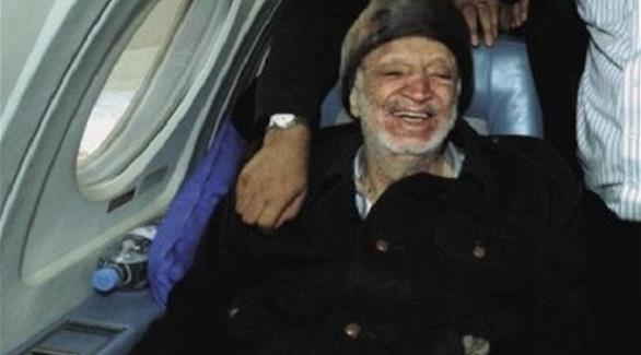 الرئيس الفلسطيني السابق ياسر عرفات في الطائرة التي أقلته إلى فرنسا قبل أيام من وفاته (أرشيف)