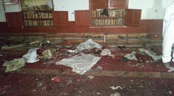 من أثار الدمار داخل المسجد في اليمن (تويتر)