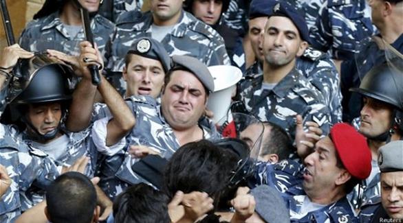 اشتباكات بين قوى الأمن اللبنانية وناشطين أمام مبنى وزارة البيئة في بيروت (رويترز)