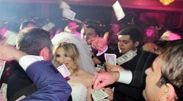 أتراك ينثرون الدولارات في أحد الأعراس (أرشيف)