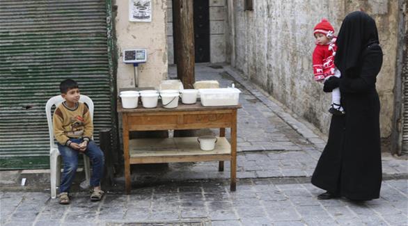 طفل يبيع اللبن في أحد شوارع حلب(أرشيف)