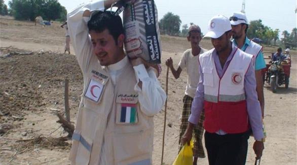 جمعية الهلال الأحمر الإماراتي أثناء توزيع مساعدات في اليمن (وام)