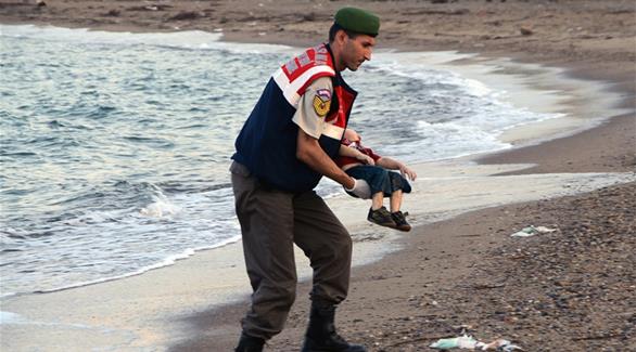 أثناء انتشال جغة الطفل من الشواطئ التركية (رويترز)