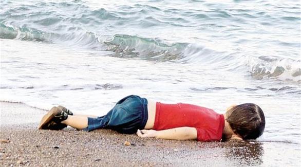 أيلان كردي وحيداً غريقاً على  شاطئ بدروم التركية (صحيفة لاستامبا)