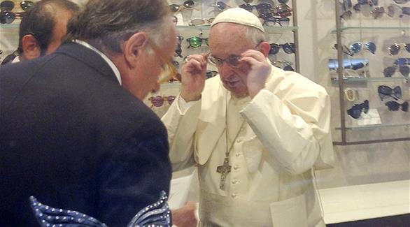  فحص البابا نظره وجرب بعد ذلك نظارات عدة على مدى أربعين دقيقة تقريباً (وكالات)