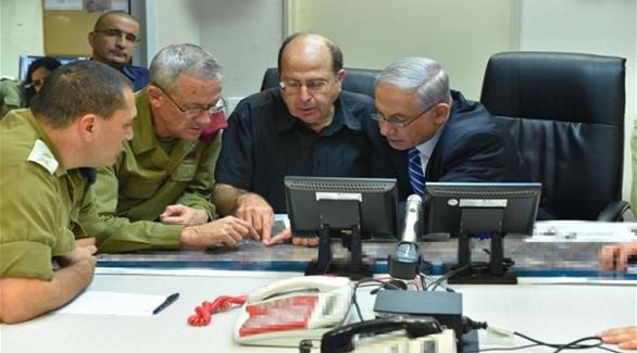 نتنياهو يمين الصورة يتابع شرحاً عسكرياً في اجتماع سابق (أرشيف)