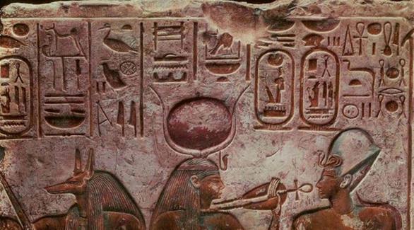 اللوحة الجدارية  مصنوعة من الحجر الجيري عليها نقش يمثل الملك سيتي الأول