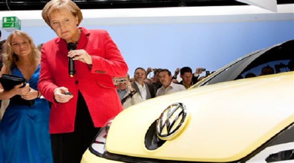 المستشارة الألمانية أنجيلا ميركل تتأمل إحدى سيارات فولكس فاغن (أرشيف)