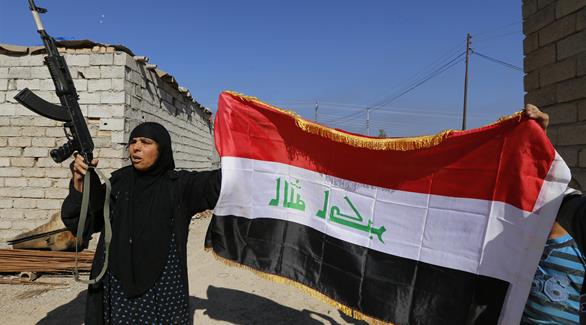 امرأة عراقية ترفع علم بلادها (أرشيف)