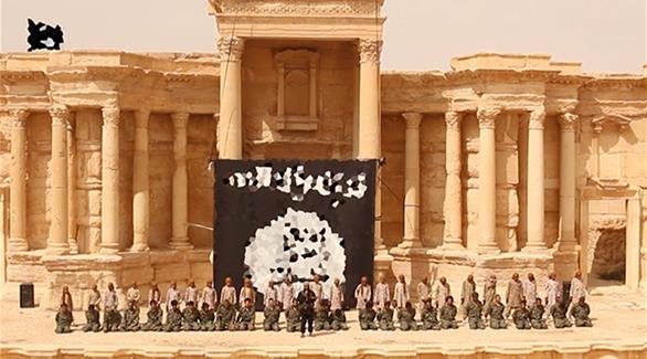 داعش في إحدى جرائمه داخل قلعة تدمر الأثرية (أرشيف)