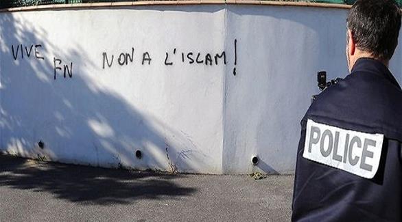 لا للإسلام تحيا الجبهة الوطنية على جدار قريب من مسجد بيزيه (أف ب)