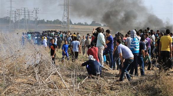 متظاهرون فلسطينيون يتظاهرون عند الشريط الحدودي بين غزة وإسرائيل (أرشيف)