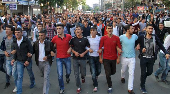 شباب أكراد في التظاهرات التركية (رويترز)