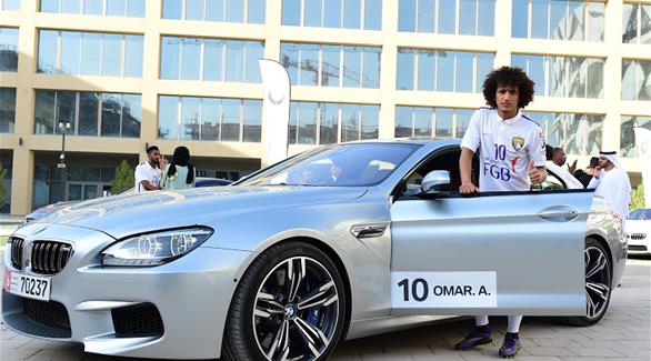 نجم نادي العين عمر عبدالرحمن يستلم سيارة BMW (المصدر)