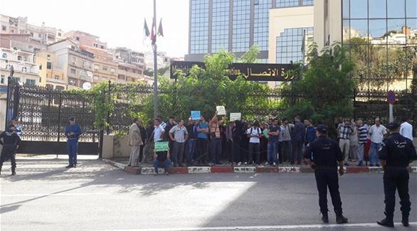 العاملون في الوطن أمام وزارة الاتصال الجزائرية احتجاجاً على إغلاقها (قناة الوطن)