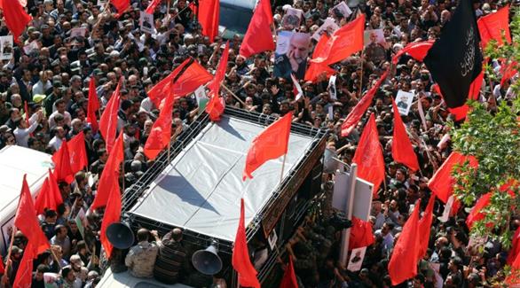 إيرانيون يشيعون العميد في الحرس الثوري حسين همداني خلال جنازته بطهران (أ ف ب)