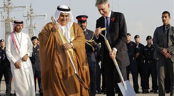 وزير الخارجية البريطاني هاموند والبحريني آل خليفة يعيطان إشارة انطلاق أشغال القاعدة الجديدة (بي بي سي)