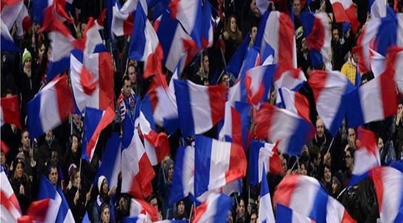 فرنسيون يلوحون بأعلام بلادهم في إحدى التظاهرات (أرشيف)