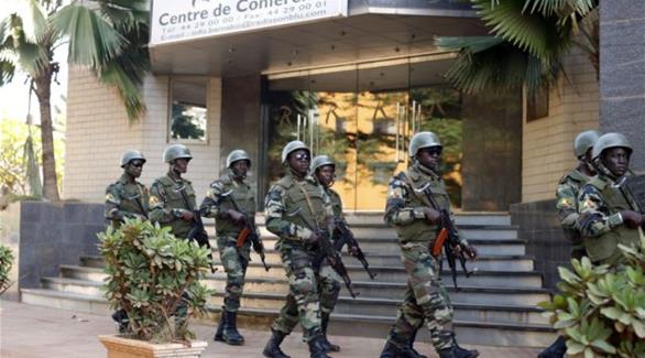 الجيش المالي أمام الفندق حيث وقعت العملية 