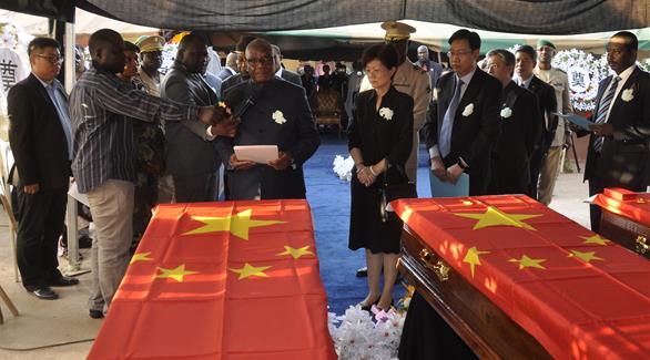 رئيس مالي إبراهيم بوبكر كيتا يحضر مراسم تشييع الرعايا الصينيين الثلاثة الذين لقوا حتفهم في الهجوم على الفندق (رويترز)