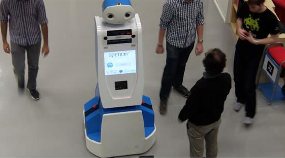الروبوت "سبنسر" يتسلم وظيفته كمرشد للمسافرين داخل مطار أمستردام الرئيسي