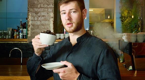 مؤسس شركة "بيو بين" آرثر كاي يحول نفايات القهوة إلى طاقة لإنارة الشوارع 