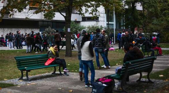 لاجئون أمام أحد مراكز الإيواء في برلين (أرشيف)
