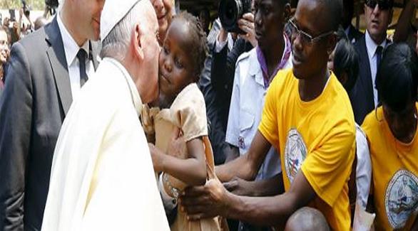 البابا فرانسيس عند وصوله إلى بانغي في جمهورية أفريقيا الوسطى الأحد (ايل جورنالي)