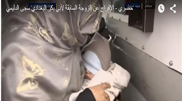 سجى الدليمي ورضيعها في سيارة الصليب الأحمر اللبناني (لوريون لوجور)