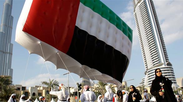 العلم الإماراتي مرفوعاً 