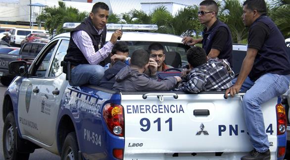 السلطات الأامنية في هندوراس أثناء اعتقال السوريين الخمسة (أ ف ب)