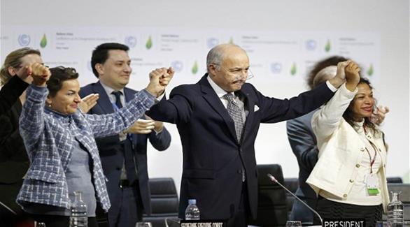 وزير خارجية فرنسا رئيس المؤتمر وسط يُعلن الاتفاق التاريخي بعد قمة المناخ (لوفيغارو)
