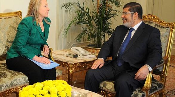 الرئيس المعزول محمد مرسي ووزيرة الخارجية الأمريكية السابقة هيلاري كلينتون (أرشيف)