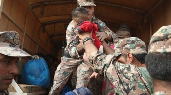 الجيش الأردني يساعد في إدخال اللاجئين (أرشيف)