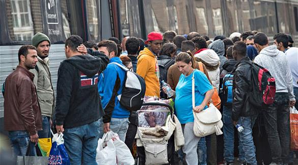 لاجئون ينتظرون قطاراً يقلهم من الدنمارك إلى السويد(إ ب أ)