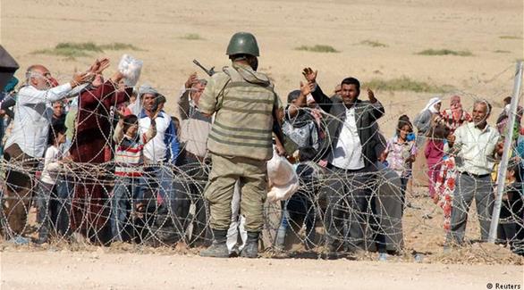 لاجئين سوريين عند المعبر الفاصل بين تركيا وحلب(أرشيف)