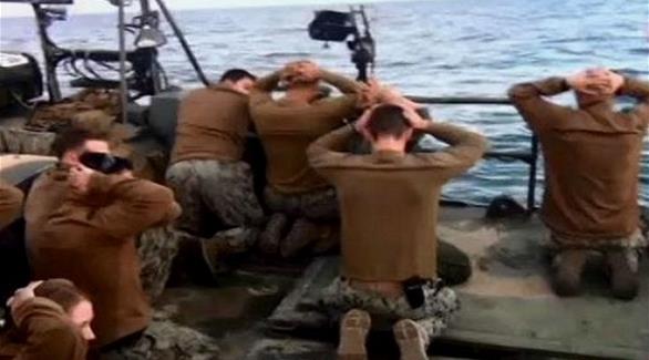 البحارة الأمريكيين عند القبض عليهم من قبل إيران(أرشيف)