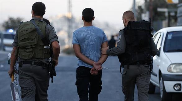 جنود إسرائيليون يعتقلون فلسطينياً (أرشيف)