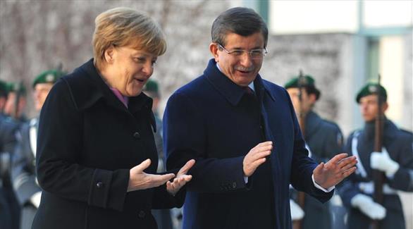 المستشارة الألمانية أنجيلا ميركل و رئيس الوزراء التركي داوود أوغلو (أرشيف)