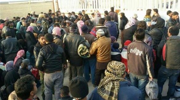 لاجئون سوريون عالقون عند منفذ باب السلامة الحدودي مع تركيا( ارا نيوز)