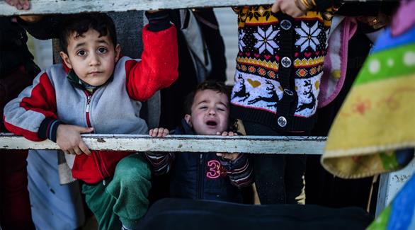 أطفال سوريون بانتظار الوصول إلى بر الأمان (أ ف ب)