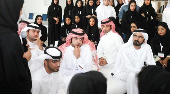 نائب رئيس الدولة رئيس مجلس الوزراء حاكم دبي، الشيخ محمد بن راشد آل مكتوم وسط طلاب الجامعات. (أرشيف)