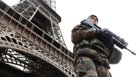 جندي فرنسي يقف أمام برج إيفل (أرشيف)